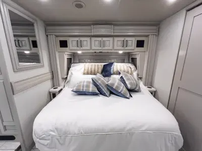 2027 Fleetwood Discovery LXE photo 16