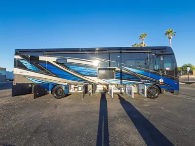 2027 Fleetwood Discovery LXE photo 23