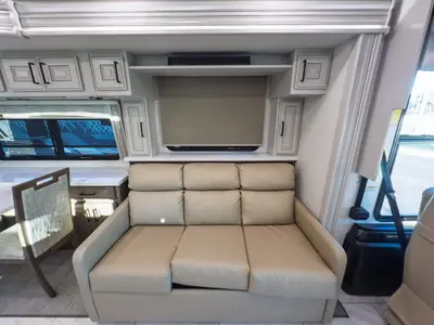 2027 Fleetwood Discovery LXE photo 8