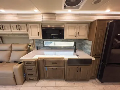 2027 Fleetwood Discovery LXE photo 12