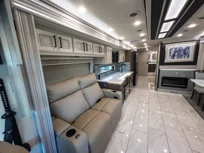 2027 Fleetwood Discovery LXE photo 10