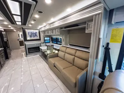2027 Fleetwood Discovery LXE photo 7