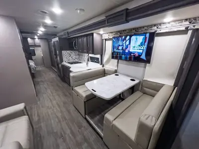 2023 Thor Motor Coach Miramar photo 6