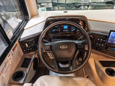 2023 Thor Motor Coach Miramar photo 3