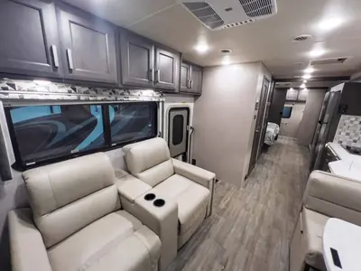 2023 Thor Motor Coach Miramar photo 8