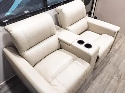 2023 Thor Motor Coach Miramar photo 9