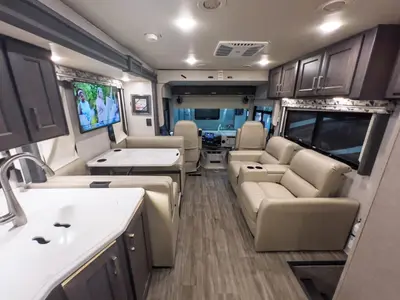 2023 Thor Motor Coach Miramar photo 4