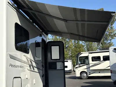 2017 Pleasure Way Plateau photo 17