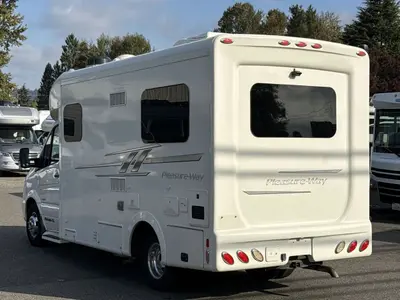 2017 Pleasure Way Plateau photo 7