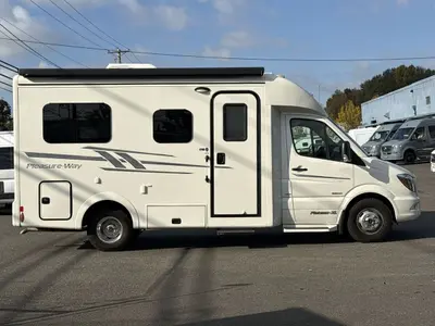 2017 Pleasure Way Plateau photo 10