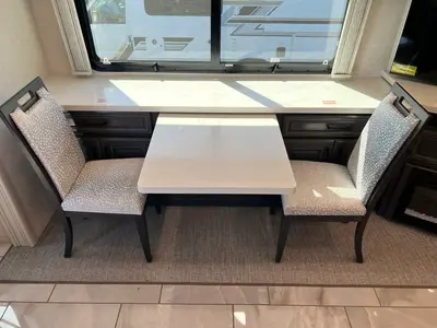 2027 Fleetwood Discovery LXE photo 17