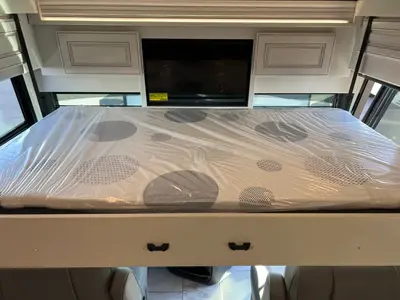 2027 Fleetwood Discovery LXE photo 5