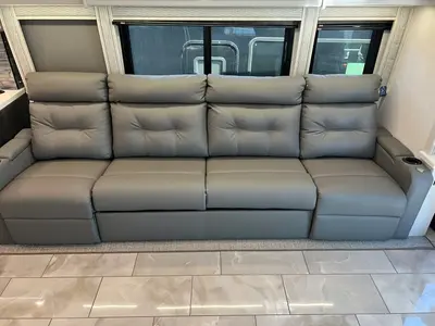 2027 Fleetwood Discovery LXE photo 8