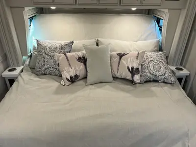 2027 Fleetwood Discovery LXE photo 24