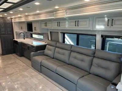 2027 Fleetwood Discovery LXE photo 7