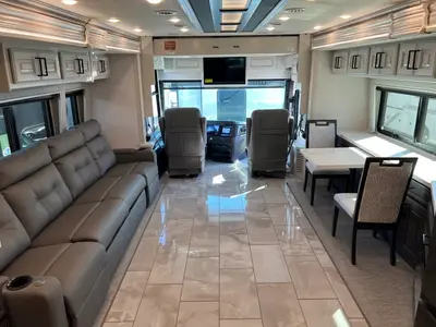 2027 Fleetwood Discovery LXE photo 3