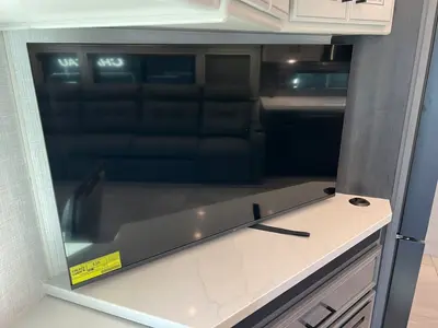 2027 Fleetwood Discovery LXE photo 18