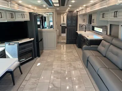 2027 Fleetwood Discovery LXE photo 6