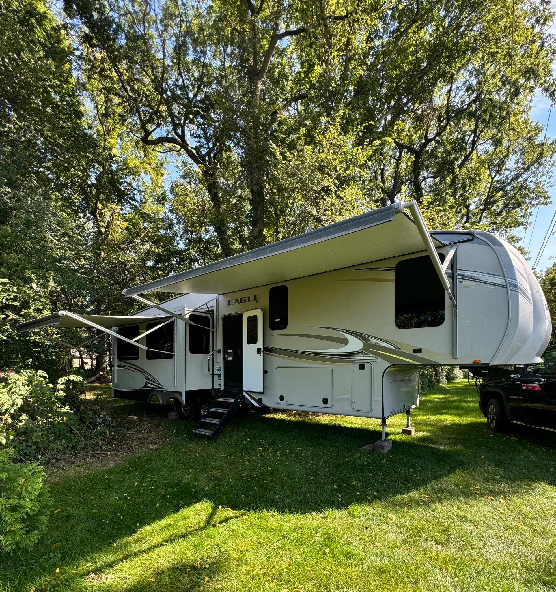 2018 EAGLE 321RSTS exterior
