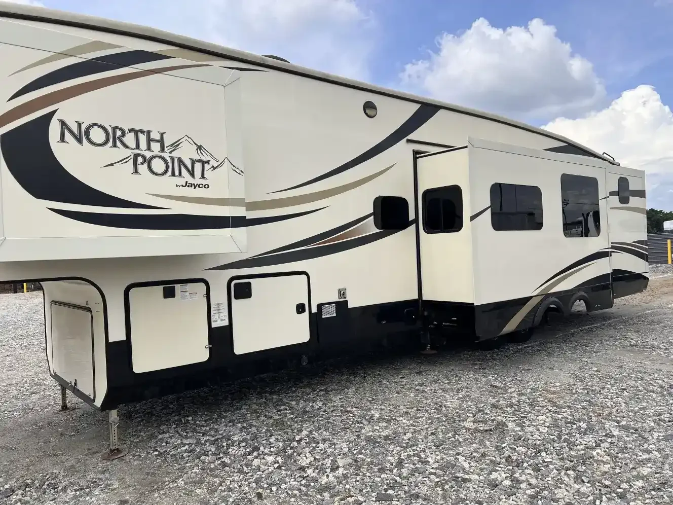 2017 JAYCO NORTH POINT exterior