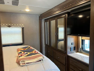 2017 THOR MOTOR COACH HURRICANE photo 16