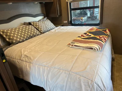 2017 THOR MOTOR COACH HURRICANE photo 17