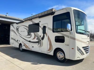 2017 THOR MOTOR COACH HURRICANE photo 2