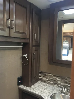 2017 THOR MOTOR COACH HURRICANE photo 15