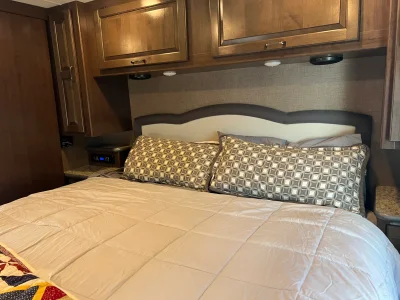 2017 THOR MOTOR COACH HURRICANE photo 18