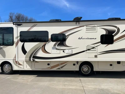 2017 THOR MOTOR COACH HURRICANE photo 4