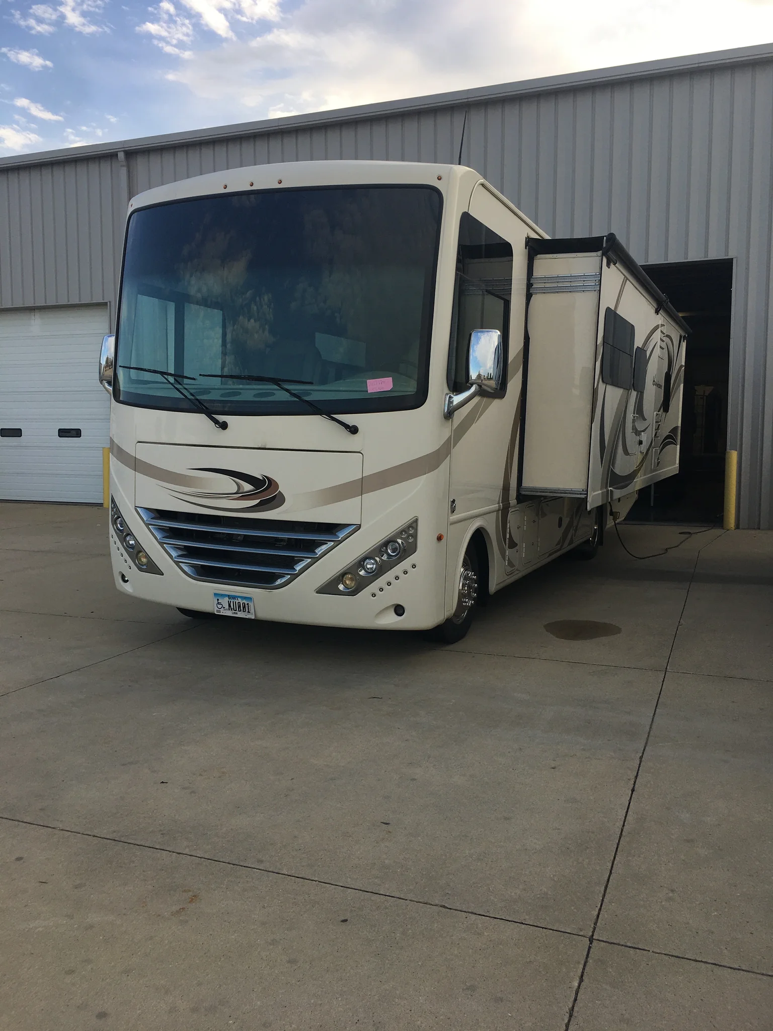 2017 THOR MOTOR COACH HURRICANE exterior