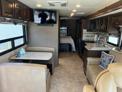 2017 THOR MOTOR COACH HURRICANE photo 10