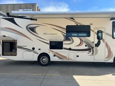 2017 THOR MOTOR COACH HURRICANE photo 3