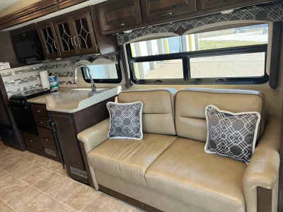 2017 THOR MOTOR COACH HURRICANE photo 11