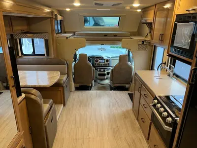 2020 Thor Motor Coach Quantum photo 3