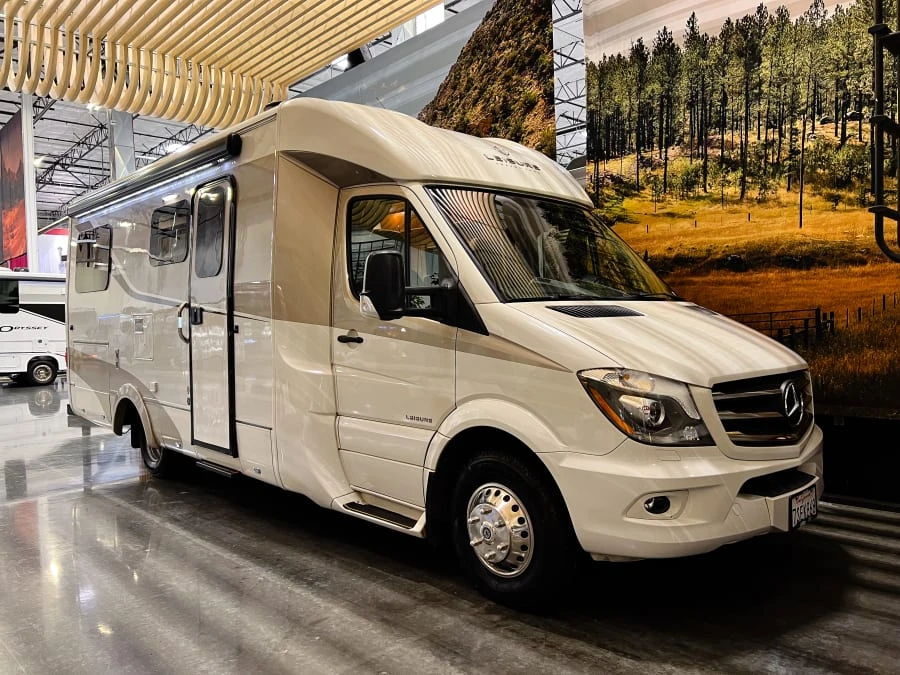 2016 Leisure Travel MH U24CB exterior