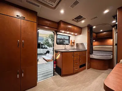 2016 Leisure Travel MH U24CB photo 8