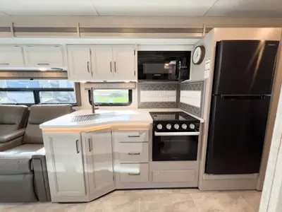 2025 Thor Motor Coach Windsport photo 8