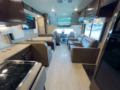 2020 Thor Motor Coach Quantum photo 3
