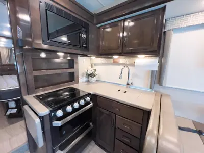2020 Thor Motor Coach Quantum photo 8