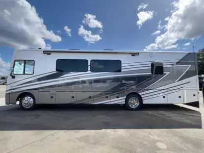 2024 Fleetwood Bounder photo 23