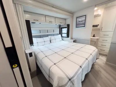 2024 Fleetwood Bounder photo 17