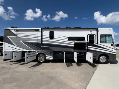 2024 Fleetwood Bounder photo 26