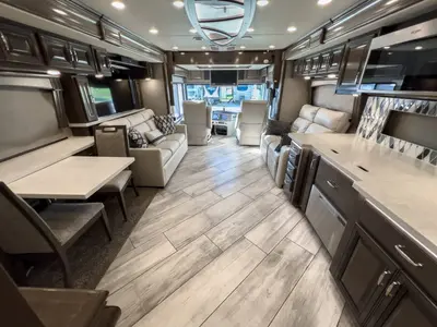 2020 Fleetwood Discovery photo 3
