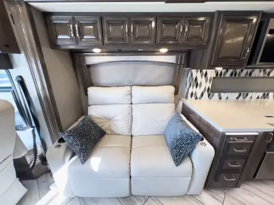 2020 Fleetwood Discovery photo 8
