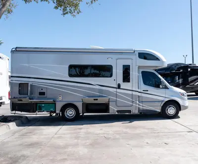 2022 Winnebago Navion photo 24
