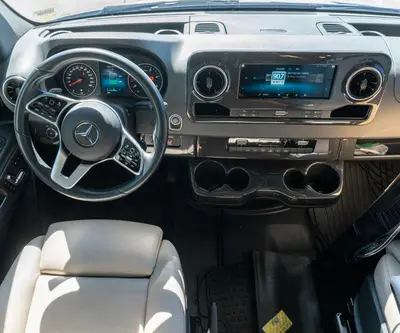 2022 Winnebago Navion photo 2