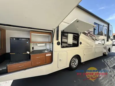 2017 Winnebago Vista photo 16