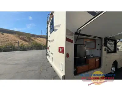 2017 Winnebago Vista photo 8