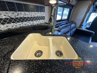 2014 Fleetwood RV Discovery photo 33
